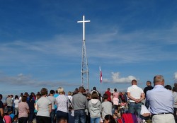 Na Madyniance w Kąclowej stanął krzyż na 100-lecie odzyskania niepodległości.