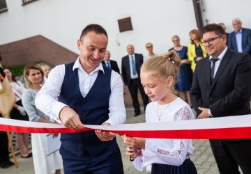 Poświęceniem wielofunkcyjnego boiska rozpoczęto rok szkolny w Starej Wsi
