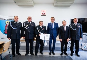 Poseł Edward Siarka wręczył promesy na zakup sprzętu w ramach Funduszu Sprawiedliwości