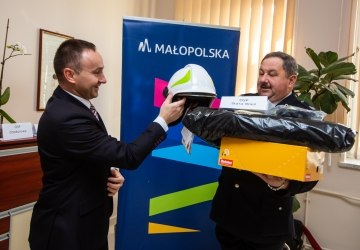 Dbamy o bezpieczeństwo strażaków. 22 komplety ubrań specjalnych trafiło do ochotników z Gminy Grybów