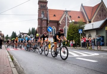 KOLEJNY ETAP WYŚCIGU KOLARSKIEGO DOBIEGŁ KOŃCA