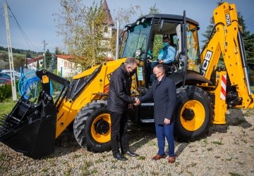 WÓJT ZAKUPIŁ KOPARKI DO ZAKŁADU WODOCIĄGÓW I KANALIZACJI W BIAŁEJ NIŻNEJ